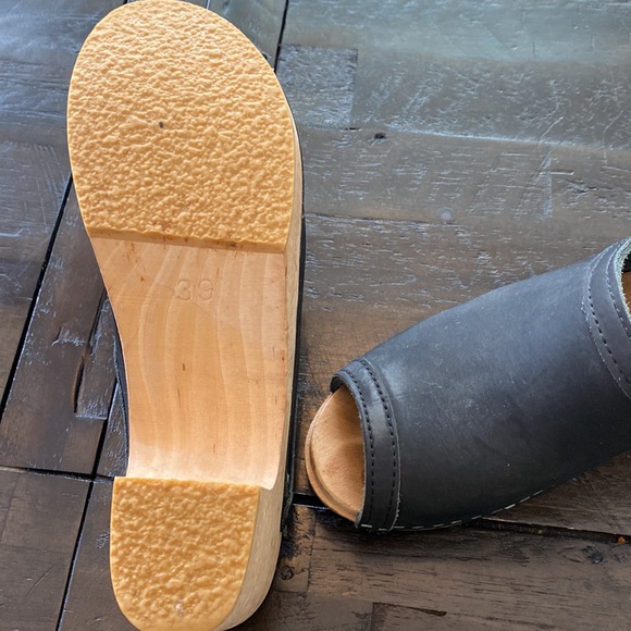 Black clogs, size 39. Like a size 8. Not for a wide foot. - Picture 3 of 3